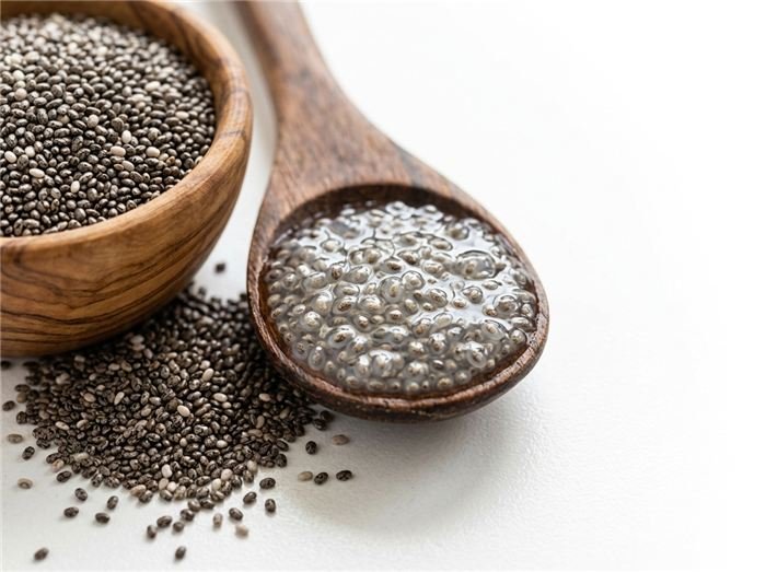 Gel di semi di chia su un cucchiaio che mostra l'espansione delle fibre in Hinuki